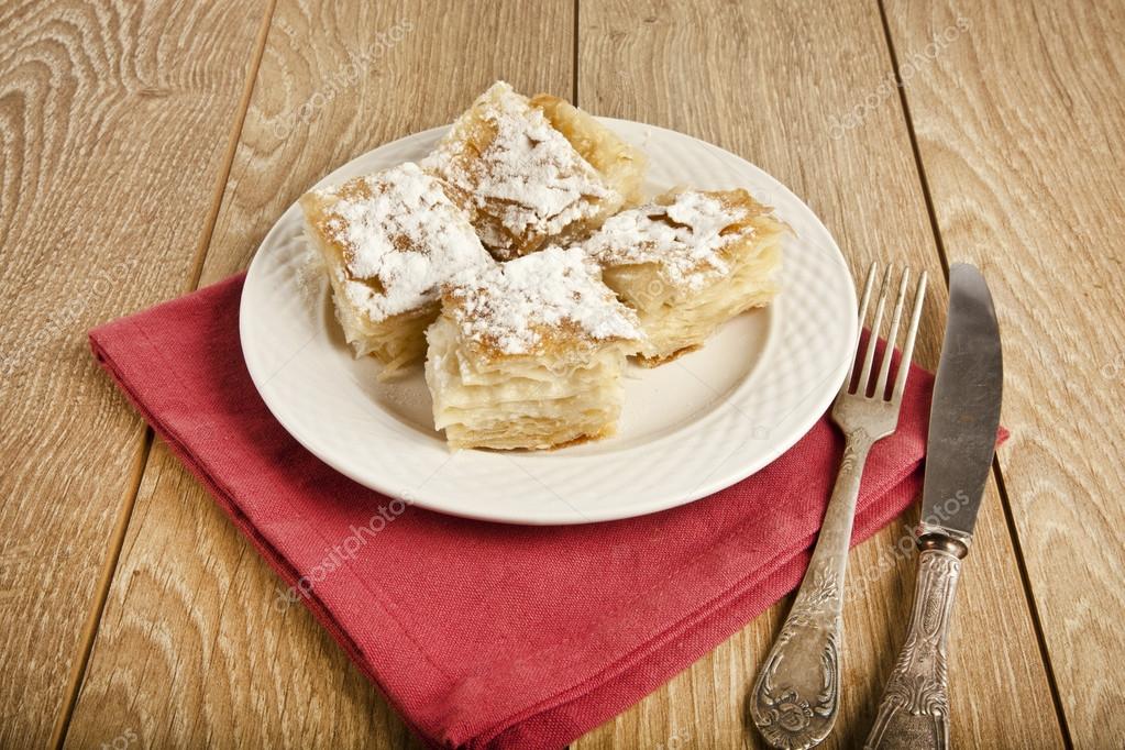 Kürt böreği kurt tarifi geleneksel Türk burek pudra şekeri ile — Stok