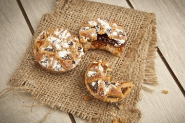 Ev yapımı organik elmalı turta, yemeye hazır.