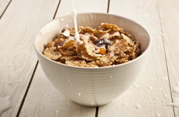 Schüssel mit Zucker beschichtete Cornflakes und Löffel hölzernen Hintergrund — Stockfoto