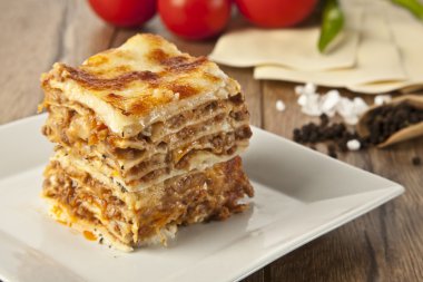 Bir parça, İtalyan lazanya Bolonese kare bir plaka üzerinde