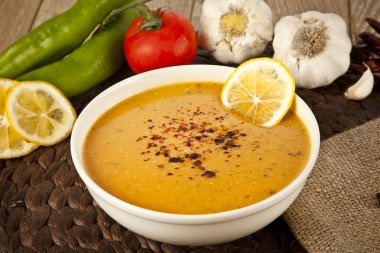 Limon dilimli mercimek kremalı çorba.