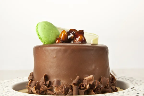 Pedazo de pastel de chocolate con hielo — Foto de Stock