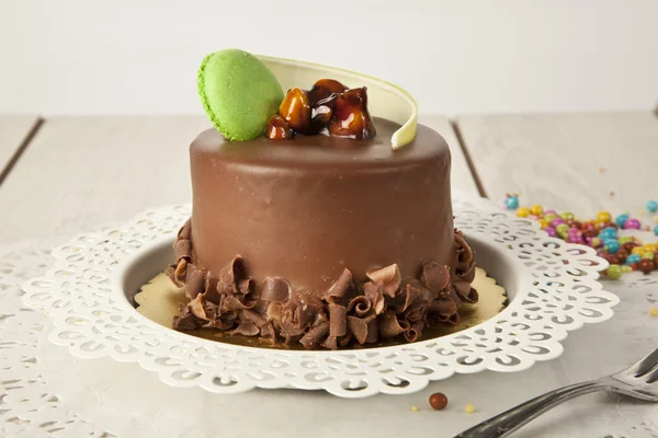 Pedaço de bolo de chocolate com cobertura — Fotografia de Stock