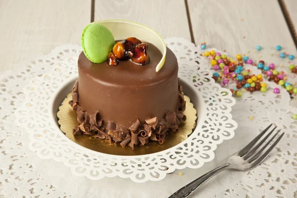 Bit chokladkaka med glasyrチョコレート ケーキとアイシング — ストック写真