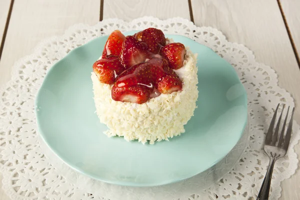 Hermoso pastel con fresas, chocolate blanco y crema — Foto de Stock