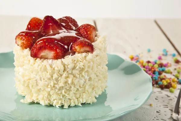 Hermoso pastel con fresas, chocolate blanco y crema —  Fotos de Stock