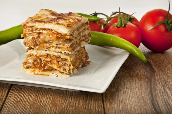 Un pezzo di lasagna bolonese italiana su un piatto quadrato — Foto Stock