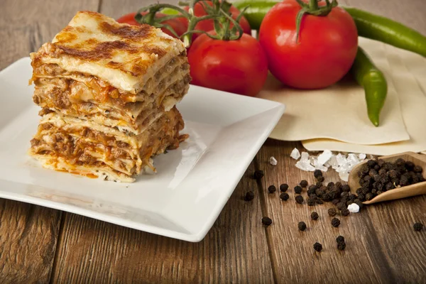 Ein Stück italienische Lasagne Bolonese auf einem quadratischen Teller — Stockfoto