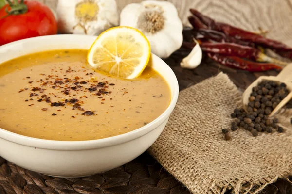 Linsencremesuppe mit Zitronenscheiben — Stockfoto