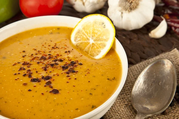 Σούπα με κρέμα φακής και φέτες λεμονιού — Φωτογραφία Αρχείου