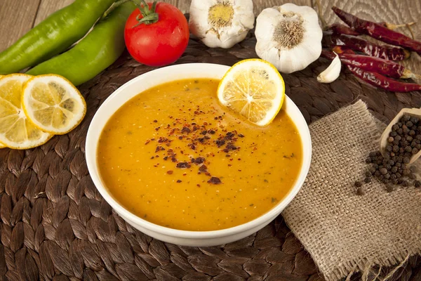 Linsencremesuppe mit Zitronenscheiben — Stockfoto