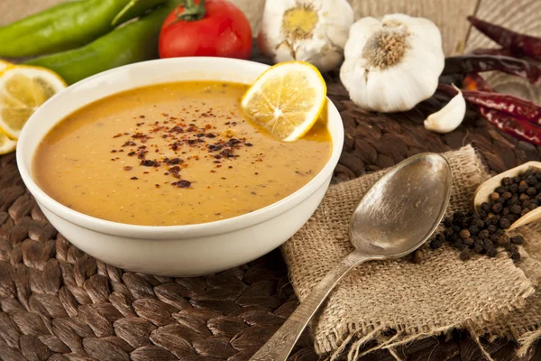 Lentil cream soup with lemon slices — Stock Photo, Image