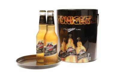 Istanbul, Türkiye - 14 Ocak 2015: İzole studio shot Miller bira ve metal paketi