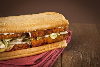 ekmekli balık sandviç tartar sos ile