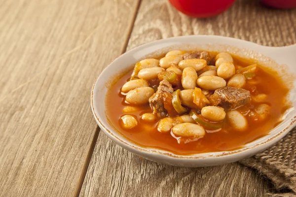 Estofado de frijol turco caliente con una sabrosa salsa de tomate y arroz turco pilav — Foto de Stock