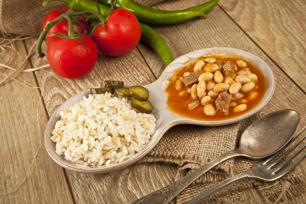 Estofado de frijol turco caliente con una sabrosa salsa de tomate y arroz turco pilav —  Fotos de Stock