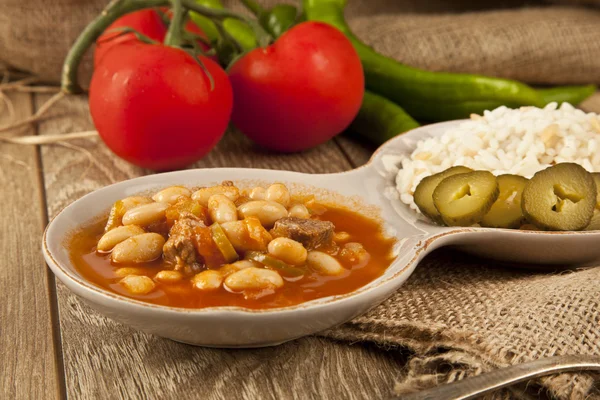 Estofado de frijol turco caliente con una sabrosa salsa de tomate y arroz turco pilav — Foto de Stock