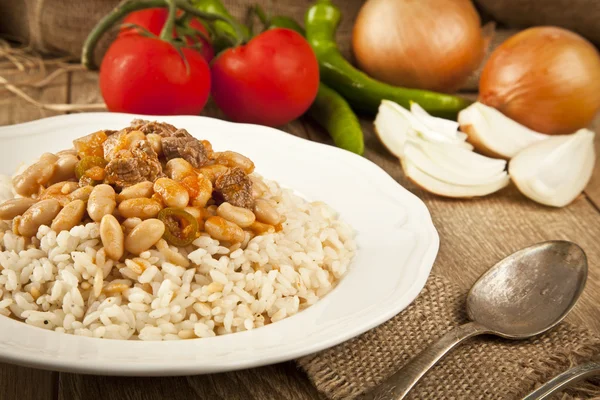 Guisado de feijão turco quente com um saboroso molho de tomate e arroz pilav turco — Fotografia de Stock