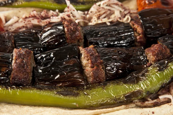 Berinjela e almôndegas de Kebab turco — Fotografia de Stock