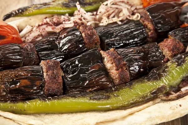 Berinjela e almôndegas de Kebab turco — Fotografia de Stock