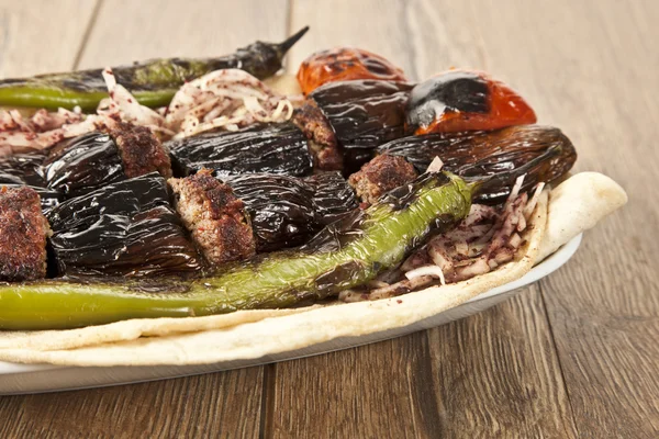 Kebab turc aubergine et boulettes de viande — Photo