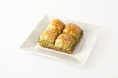 Beyaz arkaplanlı Türk Ramazan Tatlısı Baklava