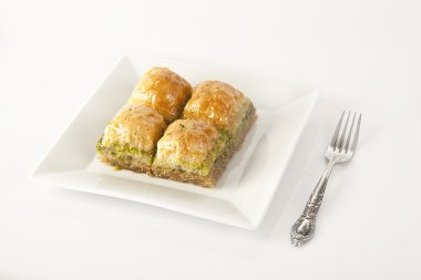 Beyaz arkaplanlı Türk Ramazan Tatlısı Baklava