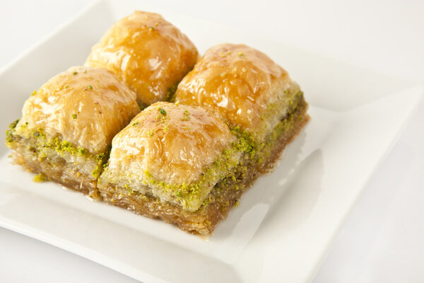 Турецкий Рамадан Десерт Баклава на белом фоне
