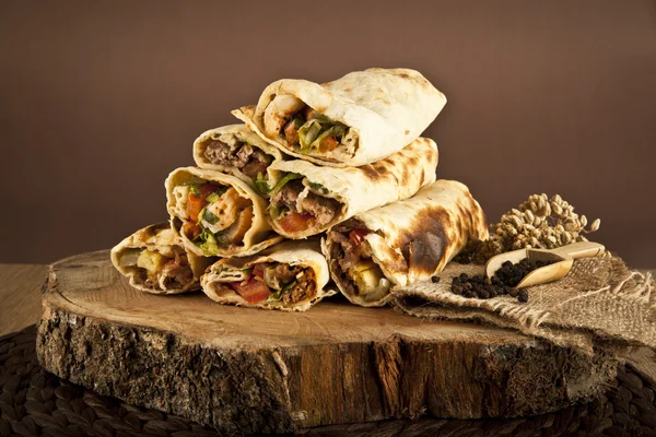터키 shawarma 파스타 전통적인 sish 케밥 랩 — 스톡 사진