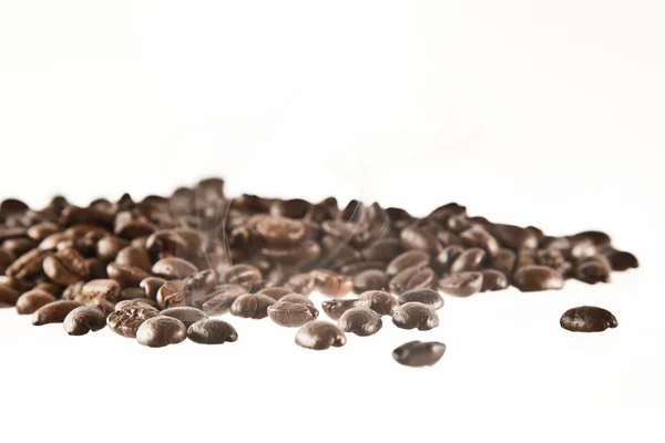 Brązowe ziarna kawy izolowane na białym tle — Zdjęcie stockowe
