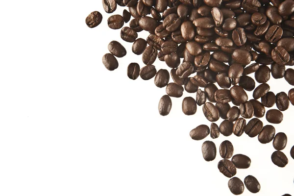 Braune Kaffeebohnen isoliert auf weißem Hintergrund — Stockfoto