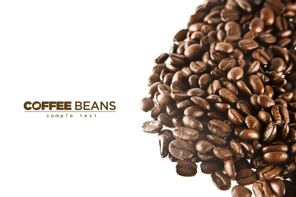 Granos de café marrón aislados sobre fondo blanco —  Fotos de Stock