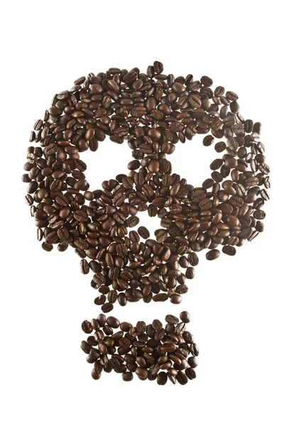 Grãos de café marrom forma de crânio isolado no fundo branco — Fotografia de Stock