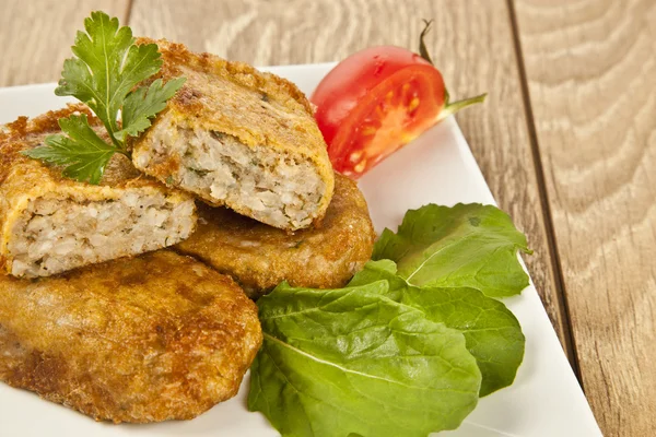Turkse traditionele voedsel kadinbudu kofte (gehaktbal) rijst en vlees falafel — Stockfoto
