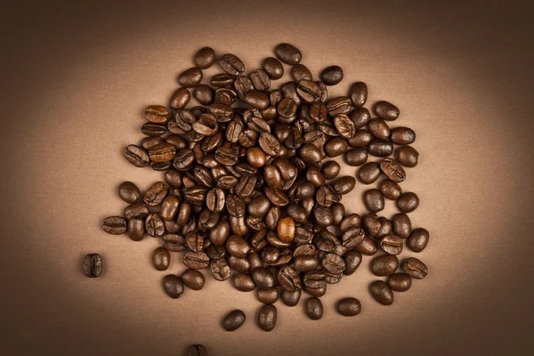 Kaffebönor med brun bakgrund — Stockfoto