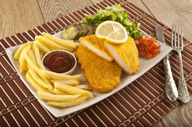 Şnitzel tavuk ve domuz pirzolası kızarmış patates ve sebze