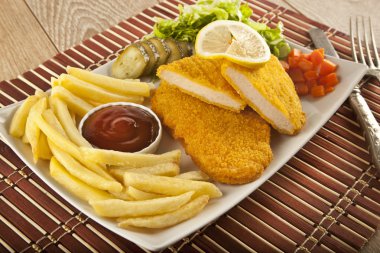 Şnitzel tavuk ve domuz pirzolası kızarmış patates ve sebze