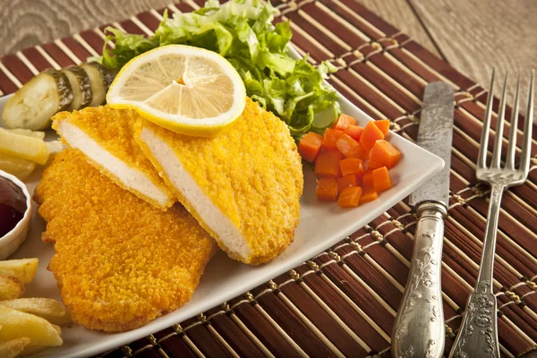 Schnitzel frito Frango e costeleta de porco Batatas fritas e legumes — Fotografia de Stock