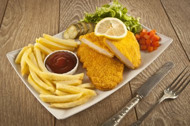 Şnitzel tavuk ve domuz pirzolası kızarmış patates ve sebze