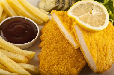 Şnitzel tavuk ve domuz pirzolası kızarmış patates ve sebze