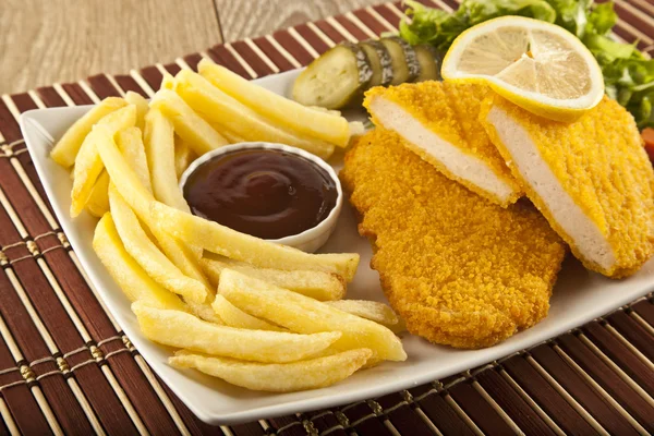 Schnitzel frito Pollo y chuleta de cerdo Papas fritas y verduras — Foto de Stock