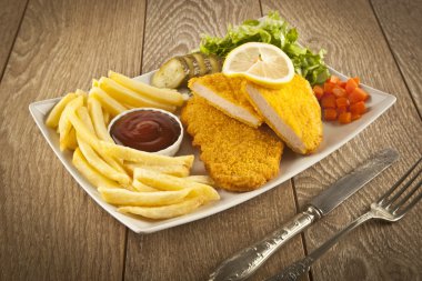 Şnitzel tavuk ve domuz pirzolası kızarmış patates ve sebze