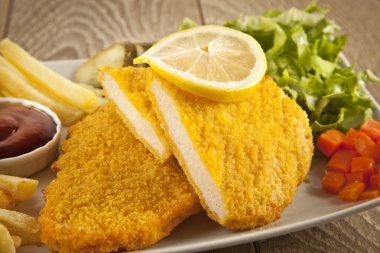 Şnitzel tavuk ve domuz pirzolası kızarmış patates ve sebze