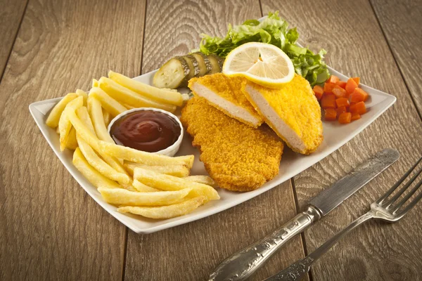 Stekt Schnitzel kyckling och fläskkotlett pommes och grönsaker — Stockfoto