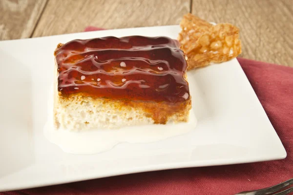 Turkiska traditionella Trilece karamell mejeri efterrätt tårta — Stockfoto