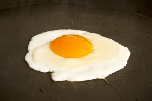 Stekt ägg i en kastrull — Stockfoto