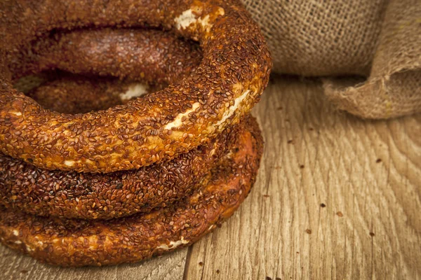 Turco Ancara Simit Bagel com fundo de madeira — Fotografia de Stock