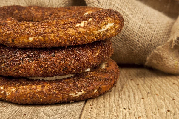 Turco Ancara Simit Bagel com fundo de madeira — Fotografia de Stock