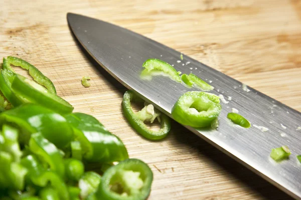 Corte de pimenta verde com faca chef — Fotografia de Stock