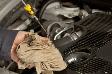 Otomobil tamircisi garajda çalışıyor. Onarım servisi.